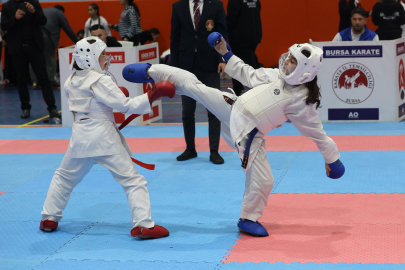 Bursa Büyükşehir Belediyesporlu karateciler göz doldurdu