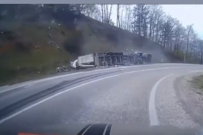 Virajı alamayan tır devrildi, sürücü yaralandı: Kaza anı kamerada
