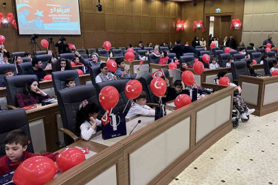 Bursalı çocuklar başkanlık ve meclis üyeliği koltuklarını devraldı