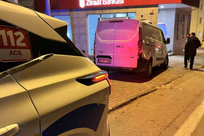 El freni boşalan minibüs duvara çarptı