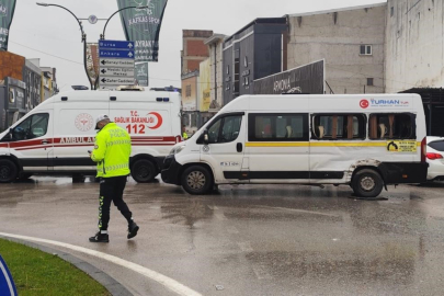 Kamyon ile servis minibüsü çarpıştı 4 kişi yaralandı