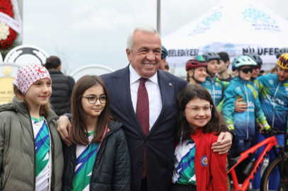 Nilüfer, 23 Nisan’ı Cumhuriyet Meydanı’nda kutladı