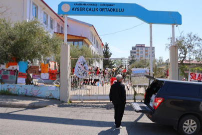 Okuldaki saldırıdan kurtulan öğrenci annesiyle okula gelip eşyalarını aldı