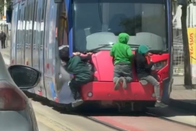 Bursa'da tramvayın arkasına tutunan çocuklar yürekleri ağza getirdi