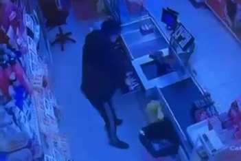 Marketten nakit para ve sigara çalan şüpheli kameralara yakalandı