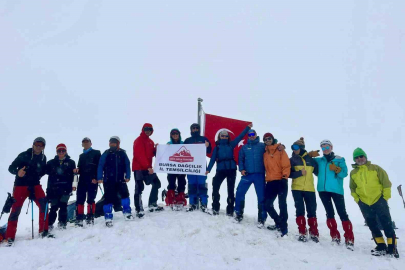 2 metre karda Türk bayrağı dalgalandı
