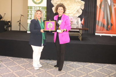 BUİKAD BAŞKANI ŞEYDA ŞENÇAYIR’A ‘YILIN ANNESİ – LİDERLİK VE İLHAM VEREN KADIN’ ÖDÜLÜ