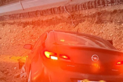 Kontrolden çıkan otomobil inşaata uçtu: 2 yaralı
