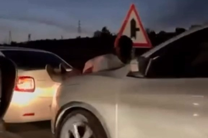 Halat bulamayınca iki aracın arasına insan koydular