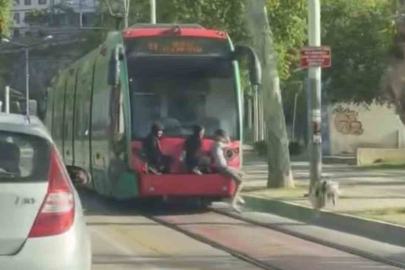 Bursa’da gençlerden tramvay arkasında tehlikeli hareket