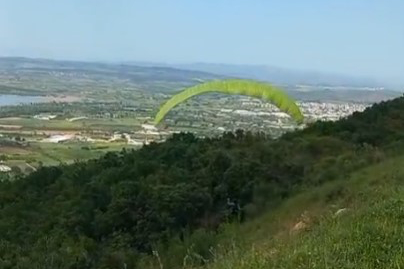 Paraşütle iniş sırasında ormana girdi
