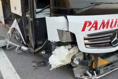 Lastiği patlayan yolcu otobüsünde dehşet: Muavin kopan kapıdan aşağı uçtu