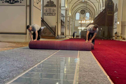 Bursa Ulucami’de halı yenileme çalışmaları başladı