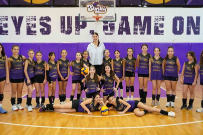 Milli voleybolcu Kübra Akman’a öğrencilerden sevgi seli