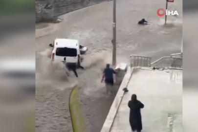 Başkent sele teslim! Kurtarmaya çalışırken suya kapıldılar...