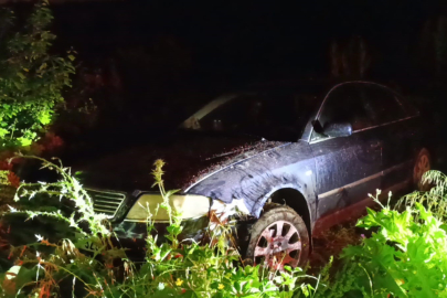 Tarlaya uçtuğu otomobilini bırakıp gitti