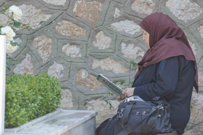 Şehitlikte hüzünlü bayramlaşma