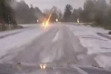 Bursa'da dolu yağışı yolu beyaza bürüdü