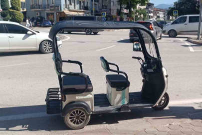 Devrilen elektrikli motosikletteki 3 kişi yaralandı