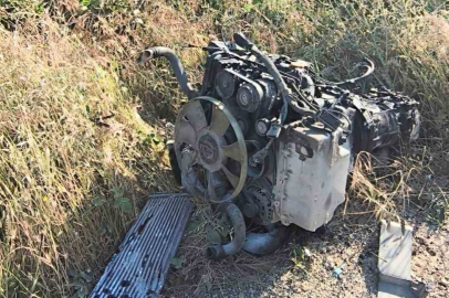 Lastiği patlayan servis minibüsü direğe çarptı! 6 yaralı