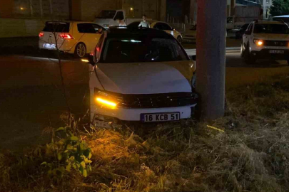 Kontrolden çıkan otomobil direğe çarptı, sürücü yaralandı