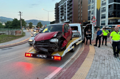 Kontrolden çıkan araç yol kenarındaki tabelaya çarptı