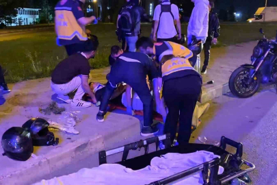Motosiklet sürücüsü, emniyet şeridinde bekleyen motosikletlere çarptı: 3 yaralı