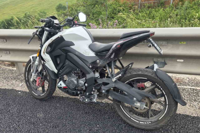 Motosiklet virajda savruldu sürücü ağır yaralı