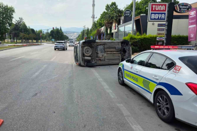 Kaldırıma çarpan araç takla attı: 2 yaralı