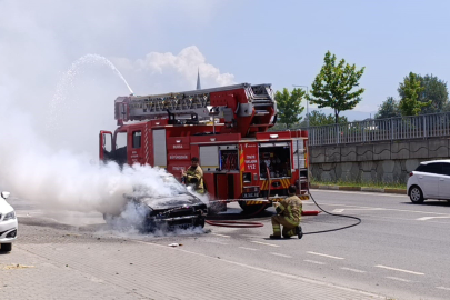 Bursa’da seyir halindeki araç alev topuna döndü