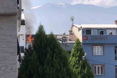Gürsu'da çatı yangını büyümeden söndürüldü