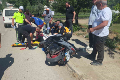 Yol kenarında duran motosiklete araç çarptı