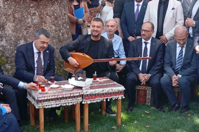 Bakan Tekin Bursa’da çınar altında türkü söyledi, Anadolu peynirlerini tattı