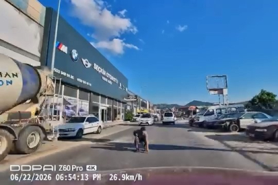 Yola düşürdüğü eşyayı almak isterken saniyelerle ölümden kurtuldu