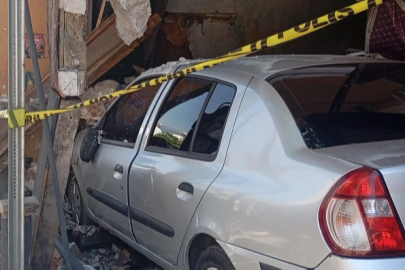 Bursa’da freni boşalan otomobil eve girdi