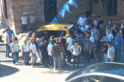 Genç avukat taksinin altında kaldı