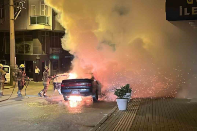 Seyir halindeki araç alevlere teslim oldu, sokak aydınlandı