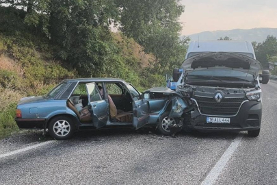Minibüs ile otomobil çarpıştı 2 yaralı