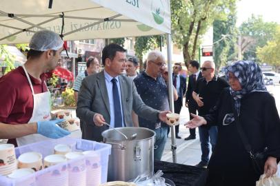 Başkan Erkan Aydın Vatandaşlara Aşure İkram Etti