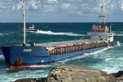 Karaya oturan gemi kaldırılmayınca satışa çıkarılıyor.
