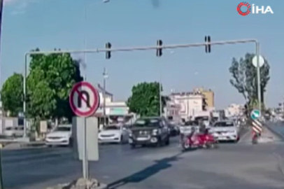 ANTALYADA DEHŞET: Otomobile çarpan motosikletlinin kaskı fırladı