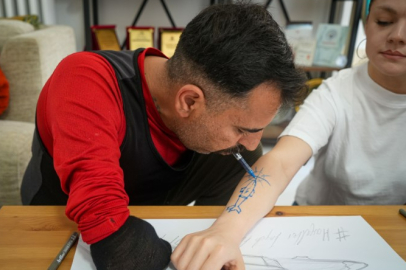 İki kolunu kaybetmesi ona engel olamadı