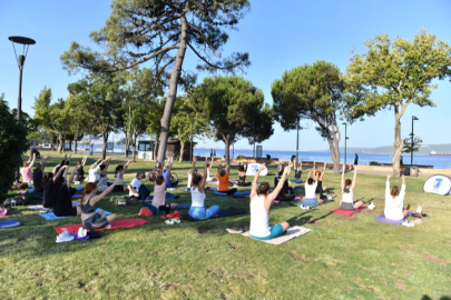 Kadınlar boğaz manzarasında yoga yaptı