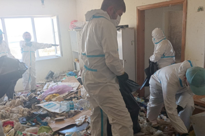 Balkan Mahallesi’nde evden 28 ton çöp çıkarıldı