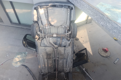 Bakırköy'de araç bina boşluğuna uçtu: 2 yaralı