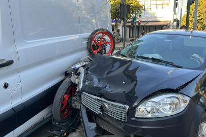 Motosiklet iki araç arasında sıkıştı