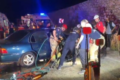 Bursa'da iki otomobil kafa kafaya çarpıştı: 5 yaralı, 2 ölü