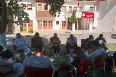 Koruma altındaki çocuklar açık havada kitap okudu