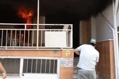 4 katlı evin giriş katında çıkan yangına ilk müdahaleyi vatandaşlar yaptı