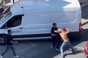 Ataşehir'de iki kişinin sokak ortasındaki kavgası kameraya yansıdı